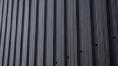 Duvarın siyah katmanlı metal yüzeyi. Çelik arka planı galvanize et.