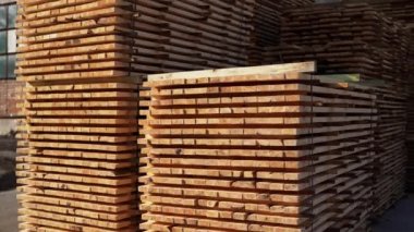 Dışarıdaki bir kereste fabrikasının tahtalarını kesmek için depo. Kereste fabrikası, kereste fabrikası. Planlı ahşap tahtaların deposu. Kereste fabrikasındaki tahta yığınları. Planking. Sanayi.
