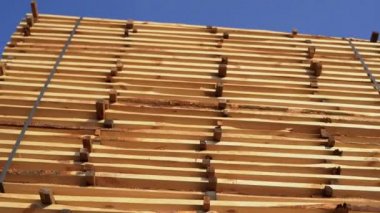 Dışarıdaki bir kereste fabrikasının tahtalarını kesmek için depo. Kereste fabrikası, kereste fabrikası. Planlı ahşap tahtaların deposu. Kereste fabrikasındaki tahta yığınları. Planking. Sanayi.