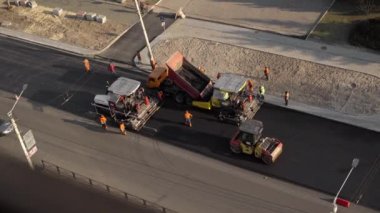 KYIV, UKRAINE - 10 Eylül 2020: Ağır asfalt yol silindirli ağır titreşimli paten sıkıştırıcısı yeni asfalt ve asfalt kaldırıcı makinesini bir sokak inşaatında çalıştırıyor.