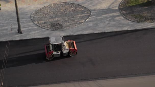 KYIV, UKRAINE - September 10, 2020: Heavy asphalt road roller with heavy vibration roller compactor that press new hot asphalt on the road way on a street construction site. — 图库视频影像