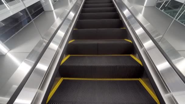 Escalera de escaleras mecánicas de trabajo vacía con rayas amarillas. — Vídeos de Stock