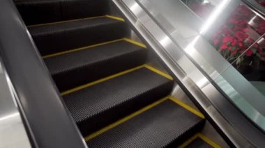 Boş yürüyen merdivenler, sarı çizgili merdivenler..