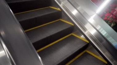 Boş yürüyen merdivenler, sarı çizgili merdivenler..