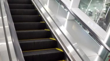 Boş yürüyen merdivenler, sarı çizgili merdivenler..