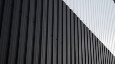 Duvarın siyah ve beyaz metal kaplamalı yüzeyi. Çelik arka planı galvanize et.