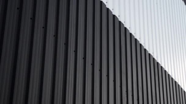 Superfície de folha de metal ondulado preto e branco da parede. Galvanizar fundo de aço. — Vídeo de Stock