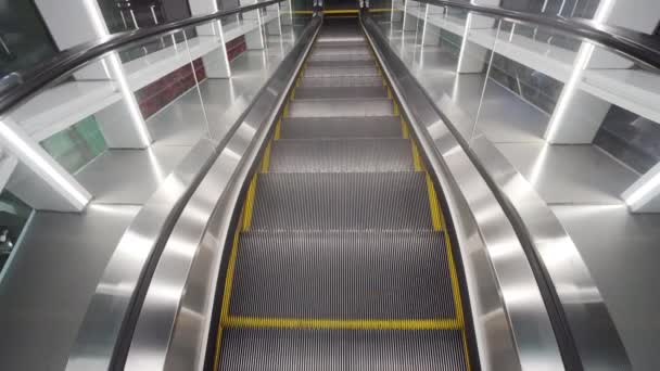 Escadas rolantes de trabalho vazias com listras amarelas. — Vídeo de Stock