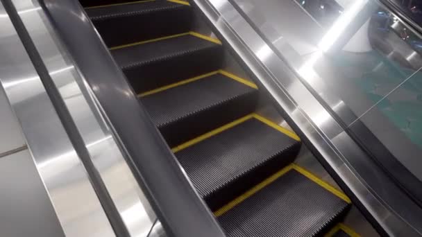 Puste schody ruchome z żółtymi pasami. — Wideo stockowe