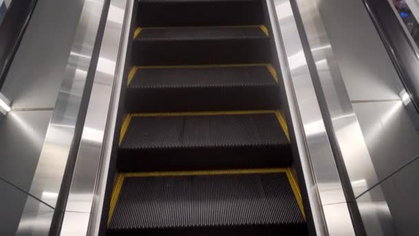 Prázdné schodišťové schody se žlutými pruhy. — Stock video