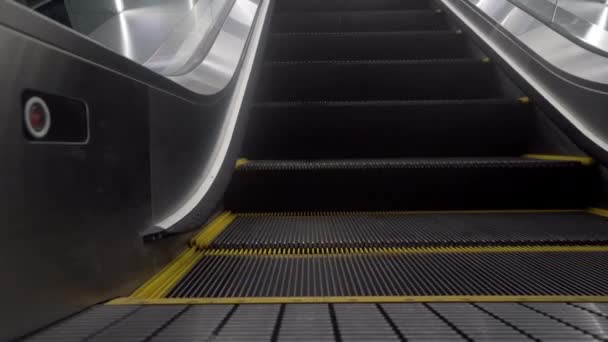 Escalera de escaleras mecánicas de trabajo vacía con rayas amarillas. — Vídeos de Stock