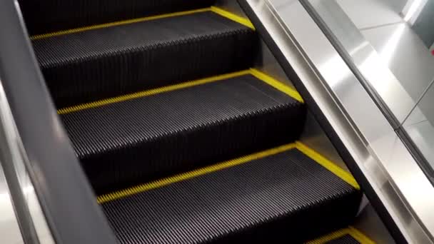 Tomma arbetande rulltrappor trappa med en gul ränder. — Stockvideo