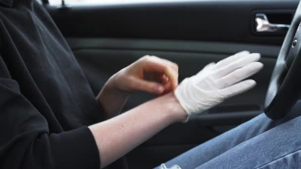 Kobieta w ochronnej masce medycznej nosi gumowe rękawiczki, aby chronić się przed wirusem bakterii podczas planowania jazdy. Maska ochronna podczas kwarantanny, pandemia, covid 19, koronawirus, zakażenie. — Wideo stockowe