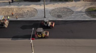 KYIV, UKRAINE - 10 Eylül 2020: Ağır asfalt yol silindirli ağır titreşimli paten sıkıştırıcısı yeni asfalt ve asfalt kaldırıcı makinesini bir sokak inşaatında çalıştırıyor.