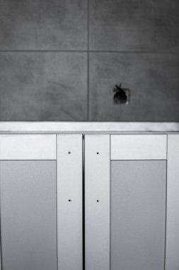 Mobilya cepheli mutfak dolapları döşemesi. Gri modüler mutfak, çeşitli kurulum aşamalarındaki çip malzemelerinden. Bir çerçeve mobilya MDF profilinin önünde.