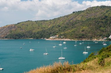PHUKET, THAILAND - 15 Mayıs 2020: Yelkenli yatlar ve katamaranlar Nai Harn Körfezi Phuket Adası limanına park edilmiştir.