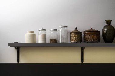 Beyaz arka planda çeşitli besin maddeleri bulunan modern mutfak rafları.