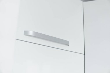 Konforlu bir mutfağın üzerinde beyaz, yaldızlı mutfak cepheleri. Modern beyaz mutfak temiz iç tasarım.