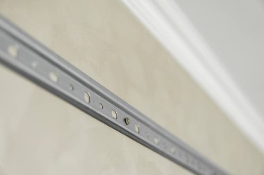 Mutfak dolaplarını duvara monte etmek için paslanmaz çelik demiryolu..