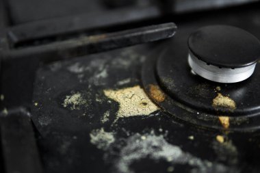 Ev mutfağında kirli siyah cam mutfak sobası..