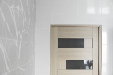 Mutfak tarafındaki iç kapılar. Duvarında beyaz ve gri fayanslar var..