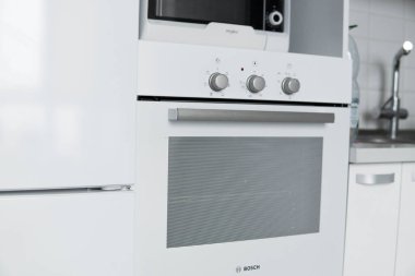 Rahat bir mutfakta yeni beyaz mutfak fırını..