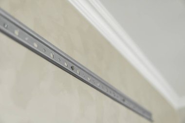 Mutfak dolaplarını duvara monte etmek için paslanmaz çelik demiryolu..