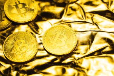 Altın zemin üzerinde altın bitcoin sikkeler. Kripto para değişimi ticareti. Kripto para birimi borsa konsepti. Sanal para konsepti. Madencilik ya da engelleme teknolojisi. İş konsepti.