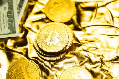 Altın bitcoin sikkeler ve altın bir arka planda bir dolar. Kripto para değişimi ticareti. Kripto para birimi borsa konsepti. Madencilik ya da engelleme teknolojisi. İş konsepti.