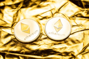 Altın bir arka planda altın ethereum sikkeler. Kripto para değişimi ticareti. Kripto para birimi borsa konsepti. Sanal para konsepti. Madencilik ya da engelleme teknolojisi. İş konsepti.