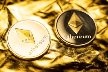 Altın bir arka planda altın ethereum sikkeler. Kripto para değişimi ticareti. Kripto para birimi borsa konsepti. Sanal para konsepti. Madencilik ya da engelleme teknolojisi. İş konsepti.