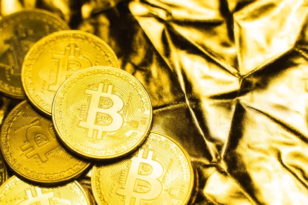 Altın zemin üzerinde altın bitcoin sikkeler. Kripto para değişimi ticareti. Kripto para birimi borsa konsepti. Sanal para konsepti. Madencilik ya da engelleme teknolojisi. İş konsepti.