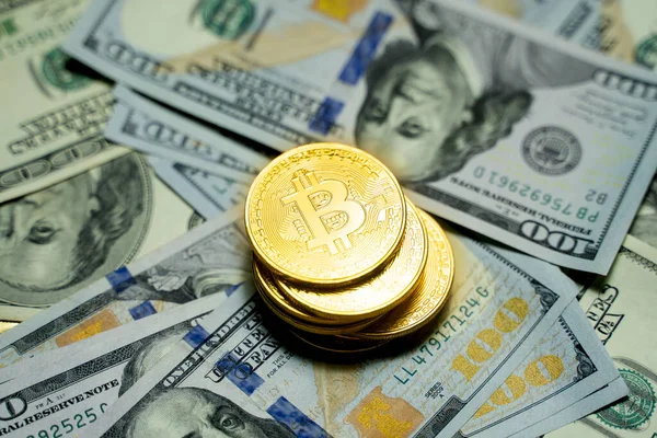 Altın bitcoin paralarla bir dolar. Kripto para değişimi ticareti. Kripto para birimi borsa konsepti. Madencilik ya da engelleme teknolojisi. İş konsepti.