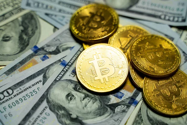 Altın bitcoin paralarla bir dolar. Kripto para değişimi ticareti. Kripto para birimi borsa konsepti. Madencilik ya da engelleme teknolojisi. İş konsepti.