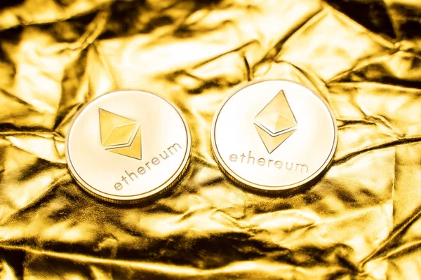 Altın bir arka planda altın ethereum sikkeler. Kripto para değişimi ticareti. Kripto para birimi borsa konsepti. Sanal para konsepti. Madencilik ya da engelleme teknolojisi. İş konsepti.
