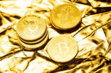 Altın zemin üzerinde altın bitcoin sikkeler. Kripto para değişimi ticareti. Kripto para birimi borsa konsepti. Sanal para konsepti. Madencilik ya da engelleme teknolojisi. İş konsepti.