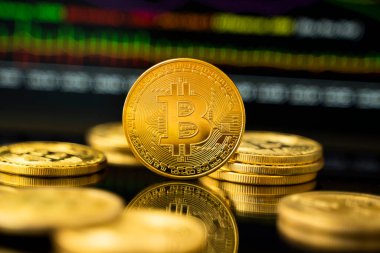 Grafik çizelgesi olan altın para. Kripto para değişimi ticareti. Kripto para birimi borsa konsepti. Sanal para konsepti. Madencilik ya da engelleme teknolojisi.