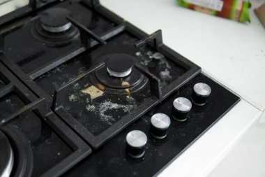 Ev mutfağında kirli siyah cam mutfak sobası..