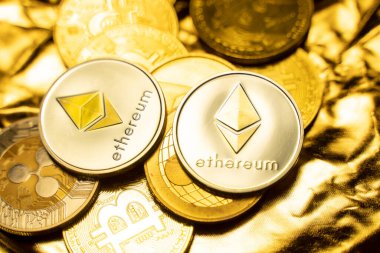 Diğer kripto paraların arasında altın bir zemin üzerinde altın ethereum sikkeler. Şifreli döviz ticareti. Kripto para birimi borsa konsepti. Sanal para konsepti. Madencilik engelleme teknolojisi.