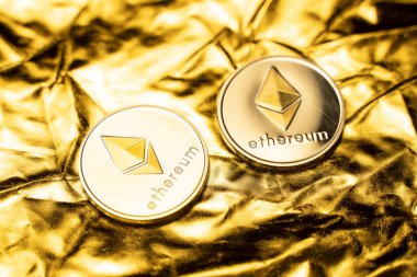 Altın bir arka planda altın ethereum sikkeler. Kripto para değişimi ticareti. Kripto para birimi borsa konsepti. Sanal para konsepti. Madencilik ya da engelleme teknolojisi. İş konsepti.