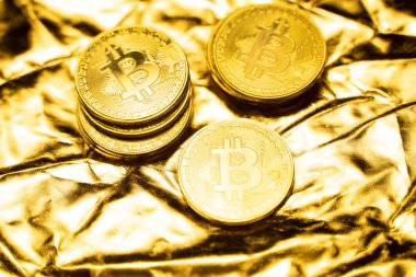Altın zemin üzerinde altın bitcoin sikkeler. Kripto para değişimi ticareti. Kripto para birimi borsa konsepti. Sanal para konsepti. Madencilik ya da engelleme teknolojisi. İş konsepti.