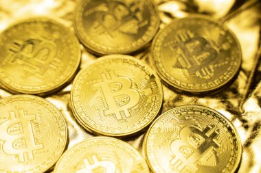 Altın zemin üzerinde altın bitcoin sikkeler. Kripto para değişimi ticareti. Kripto para birimi borsa konsepti. Sanal para konsepti. Madencilik ya da engelleme teknolojisi. İş konsepti.