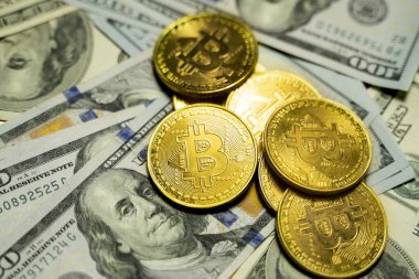 Altın bitcoin paralarla bir dolar. Kripto para değişimi ticareti. Kripto para birimi borsa konsepti. Madencilik ya da engelleme teknolojisi. İş konsepti.