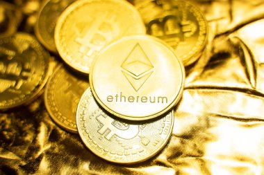 Altın bir arka planda altın ethereum sikkeler. Kripto para değişimi ticareti. Kripto para birimi borsa konsepti. Sanal para konsepti. Madencilik ya da engelleme teknolojisi. İş konsepti.