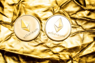 Altın bir arka planda altın ethereum sikkeler. Kripto para değişimi ticareti. Kripto para birimi borsa konsepti. Sanal para konsepti. Madencilik ya da engelleme teknolojisi. İş konsepti.