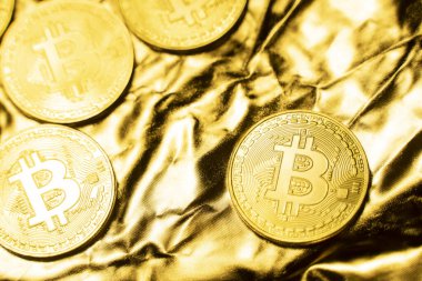 Altın zemin üzerinde altın bitcoin sikkeler. Kripto para değişimi ticareti. Kripto para birimi borsa konsepti. Sanal para konsepti. Madencilik ya da engelleme teknolojisi. İş konsepti.