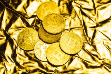 Altın zemin üzerinde altın bitcoin sikkeler. Kripto para değişimi ticareti. Kripto para birimi borsa konsepti. Sanal para konsepti. Madencilik ya da engelleme teknolojisi. İş konsepti.