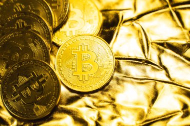 Altın zemin üzerinde altın bitcoin sikkeler. Kripto para değişimi ticareti. Kripto para birimi borsa konsepti. Sanal para konsepti. Madencilik ya da engelleme teknolojisi. İş konsepti.