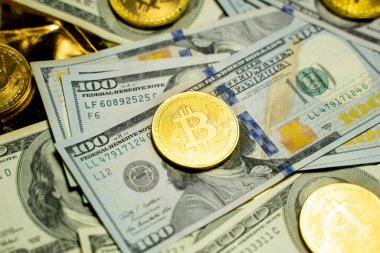 Altın bitcoin paralarla bir dolar. Kripto para değişimi ticareti. Kripto para birimi borsa konsepti. Madencilik ya da engelleme teknolojisi. İş konsepti.