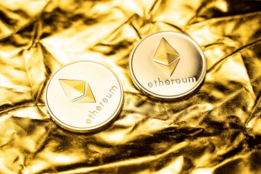 Altın bir arka planda altın ethereum sikkeler. Kripto para değişimi ticareti. Kripto para birimi borsa konsepti. Sanal para konsepti. Madencilik ya da engelleme teknolojisi. İş konsepti.